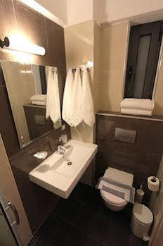 Alarzo Rooms